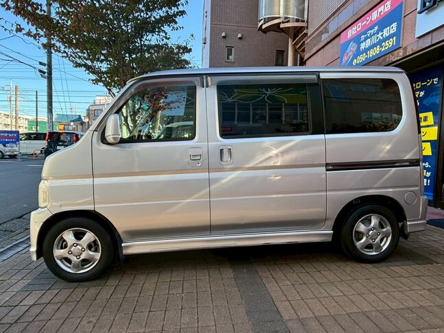 スライドドアになっているので荷物の積み下ろしも楽ですし小さなお子様がいてもドアの開閉で気を使わなくても大丈夫です。